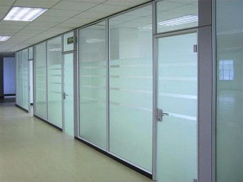 办公空间优化方案 定制高隔屏风与办公隔断桌的全面指南